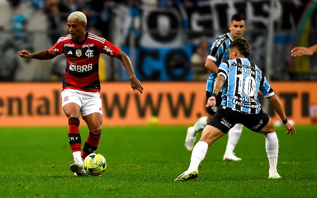 Wesley indo em direção à bola no jogo contra o Grêmio, pelo Brasileiro  Sub-20