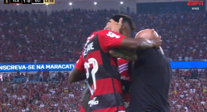 Grupo fechado? Bruno Henrique comemora com abraço em Sampaoli após semana polêmica no Flamengo