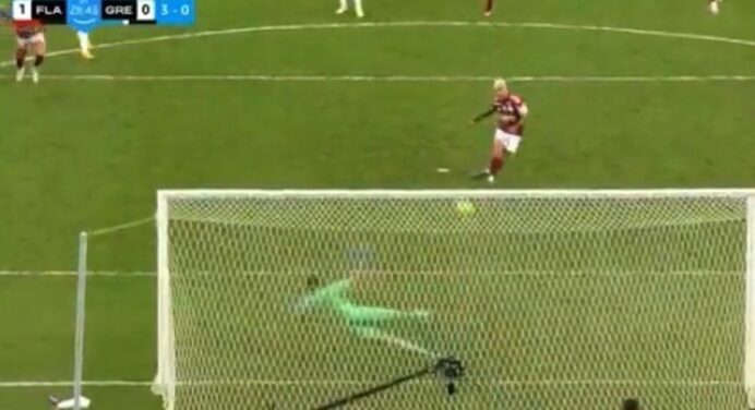 Narrador canta em gol de Arrascaeta e chama Gerson de Mike Tyson em jogo do Flamengo