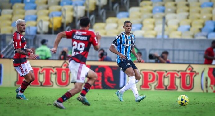 Vai chorar? Zagueiro do Grêmio reclama de pênalti marcado para o Flamengo
