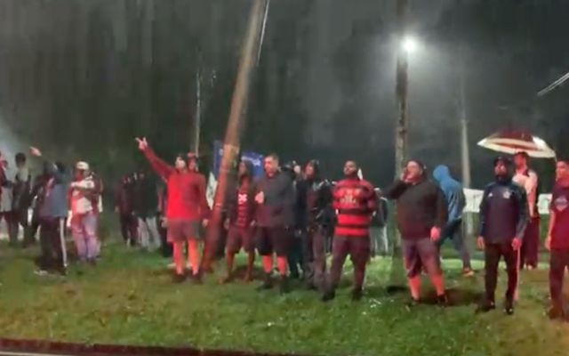 Torcedores do Flamengo protestam contra Braz e Landim na festa de Gabigol