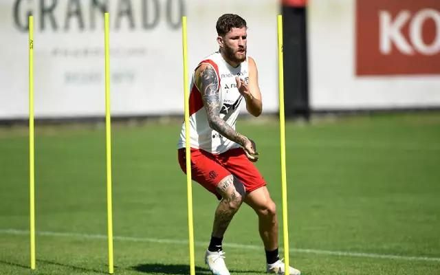 Na mira do Al Nassr, Léo Pereira deve voltar aos treinos em campo pelo Flamengo nesta terça