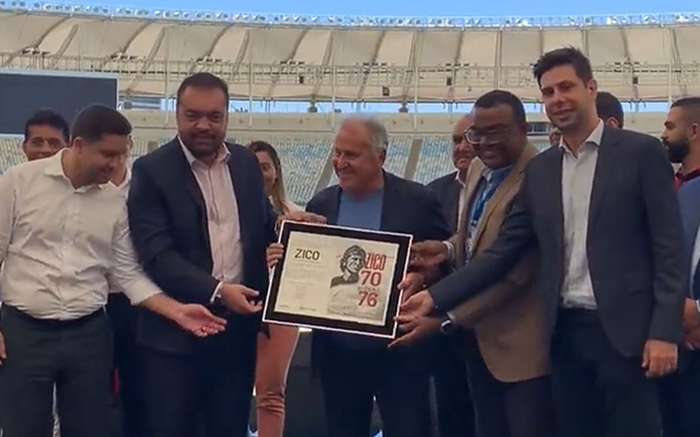 No Maracanã, Zico recebe homenagem por aniversário de 70 anos