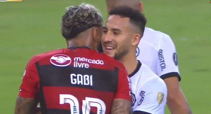 Gabigol protagoniza cena ‘curiosa’ após dar um beijo em jogador do Olimpia