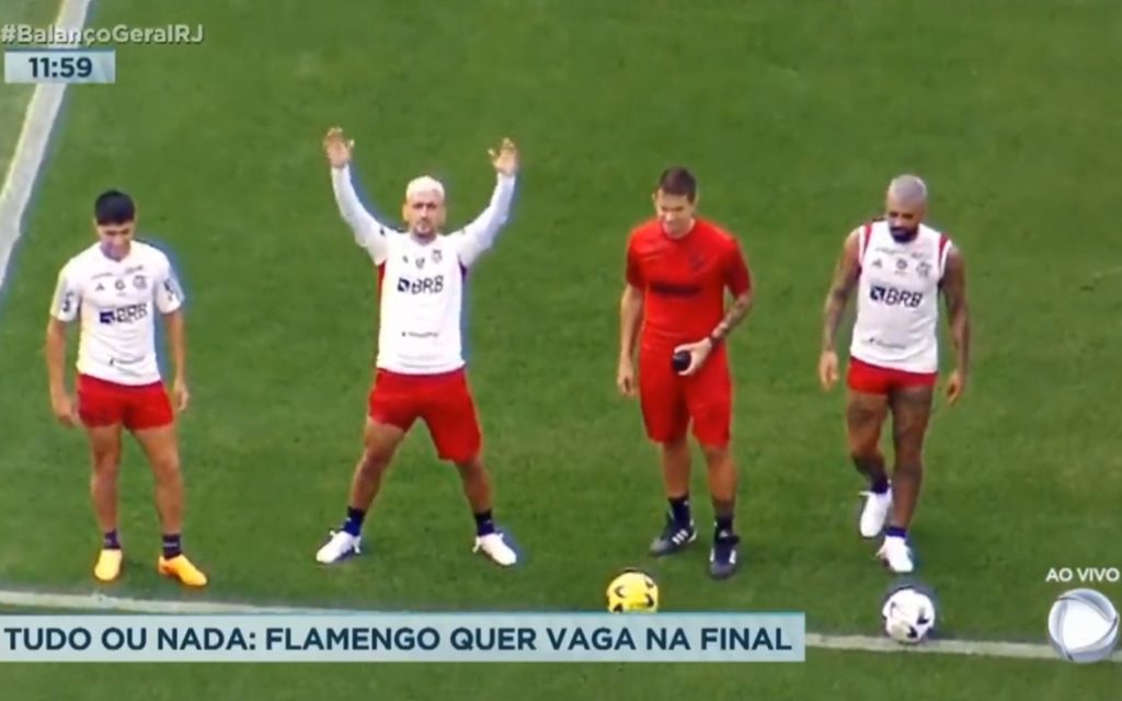 Emissora filma treino do Flamengo com helicóptero; Gabigol e Arrascaeta fazem graça para câmera