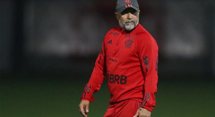 Flamengo treina bolas paradas e jogadas ensaiadas horas antes de jogo contra o Grêmio