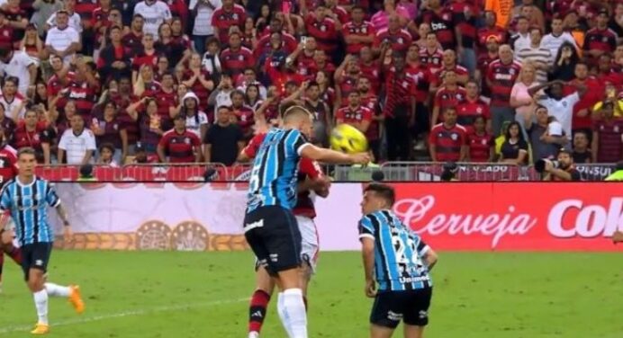 CBF divulga áudio do VAR em pênalti para Flamengo contra o Grêmio, pela Copa do Brasil