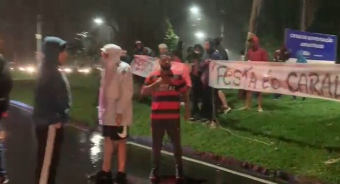 Poderoso Gabi: torcedores protestam em festa do atacante do Flamengo; policiamento é reforçado