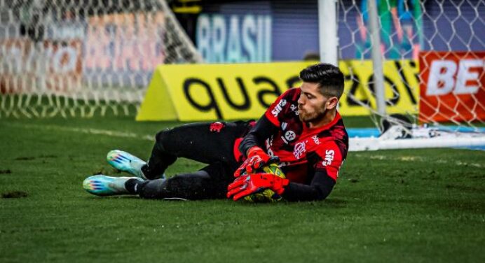 Sampaoli planeja estreia do goleiro Agustín Rossi pelo Flamengo