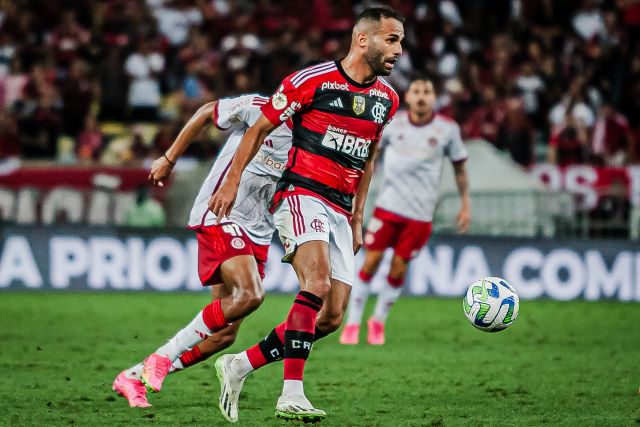 Thiago Maia escolhe música no Flamengo e avisa: 'Bola passa, jogador, não