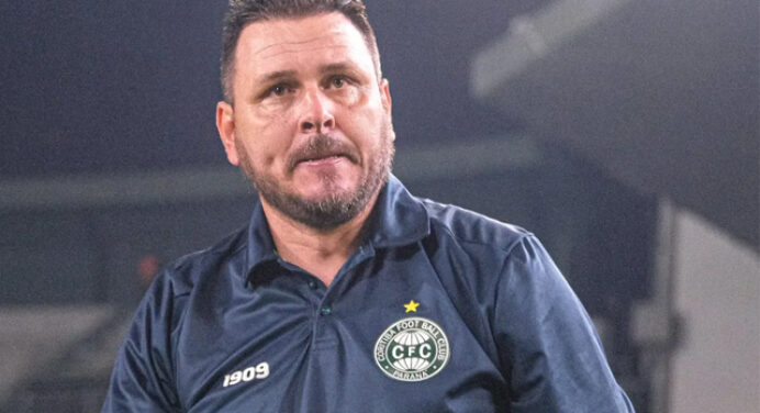 Coritiba prepara time titular com 3 atacantes para jogo contra o Flamengo; veja provável escalação
