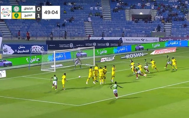 À la Ronaldinho! Vitinho marca golaço na Arábia Saudita; veja vídeo