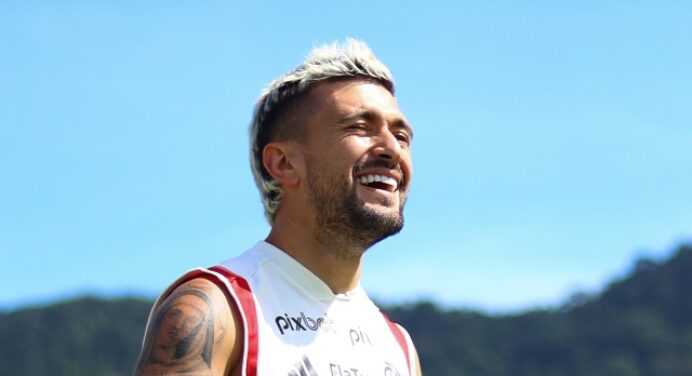 Com Mário Jorge, elenco do Flamengo inicia preparação para jogo contra o Corinthians
