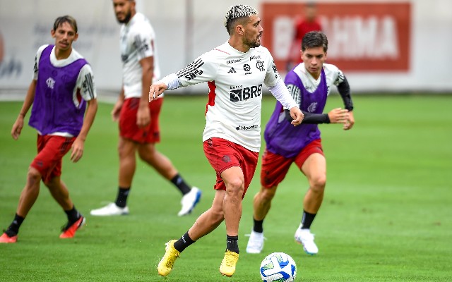 Jogadores da base aproveitam espaço nos treinos e tentam se firmar no profissional do Flamengo