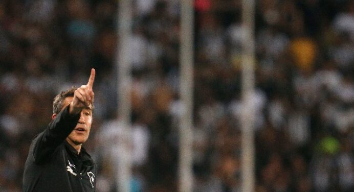 Veja motivo do técnico do Botafogo ter deixado o cargo à disposição após derrota para o Flamengo