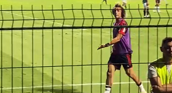 David Luiz faz cara feia e retruca torcedores após ser xingado; Rodrigo Caio tenta acalmar ânimos