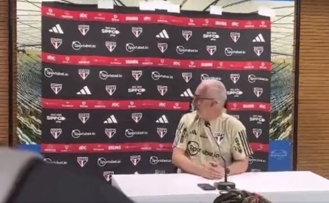 Bateu saudade? Gabigol ‘invade’ coletiva de Dorival e manda beijo para ex-técnico do Flamengo