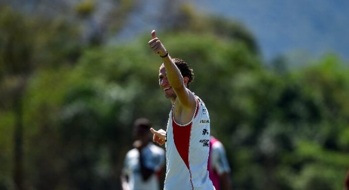 Filipe Luís esbanja categoria em treino do Flamengo; veja vídeo