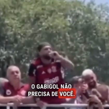 Gabigol puxando coro com a torcida do Flamengo na comemoração do título da Libertadores
