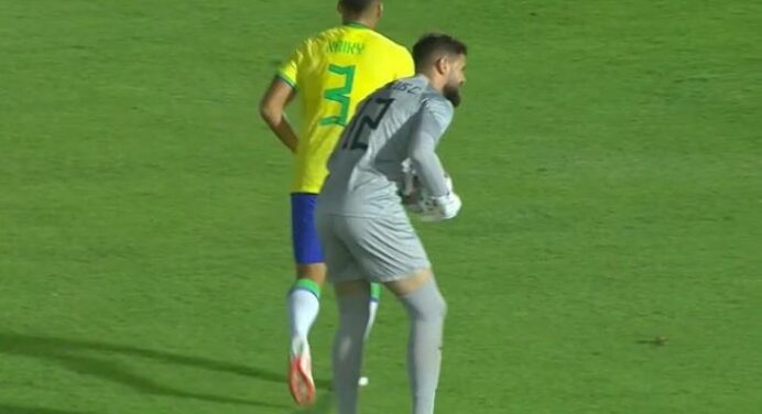 “Goleiro de Seleção tem que chegar nessa bola”: Matheus Cunha abusa da sinceridade ao analisar gol sofrido