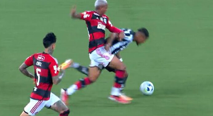 Áudio divulgado: árbitro diz que jogador do Botafogo “se jogou” em lance anterior ao gol do Flamengo