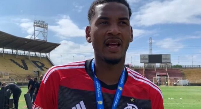Zagueiro do Flamengo abre o jogo sobre futuro no clube: “Está nas mãos de Deus”