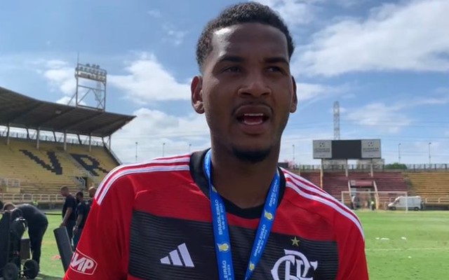 Zagueiro do Flamengo abre o jogo sobre futuro no clube: “Está nas mãos de Deus”