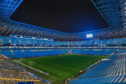 Arena do Grêmio iluminada à noite