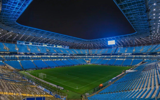 Arena do Grêmio iluminada à noite