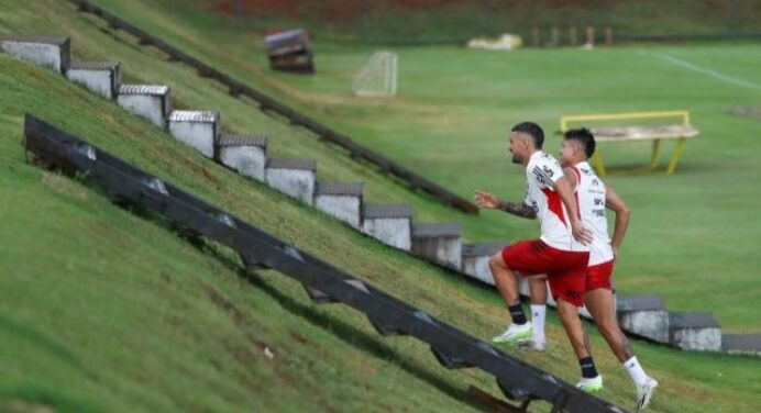 Treino do Flamengo é ‘invadido’ e causa alvoroço no CT do Brasiliense