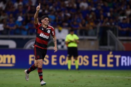 Ayrton Lucas comemorando gol pelo Flamengo contra o Cruzeiro