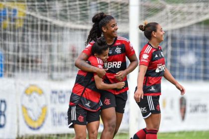 Meninas do Flamengo comemoram gol contra o Tigres