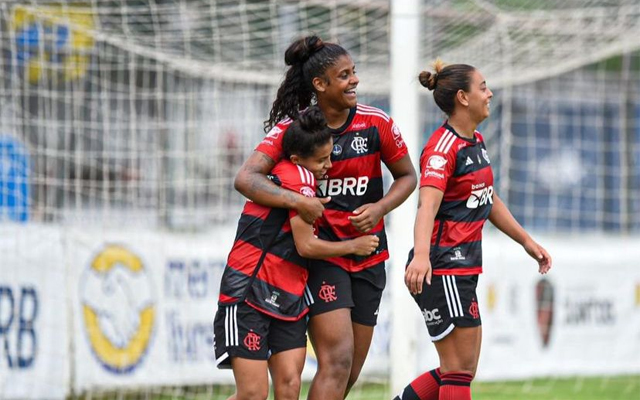 Meninas do Flamengo comemoram gol contra o Tigres