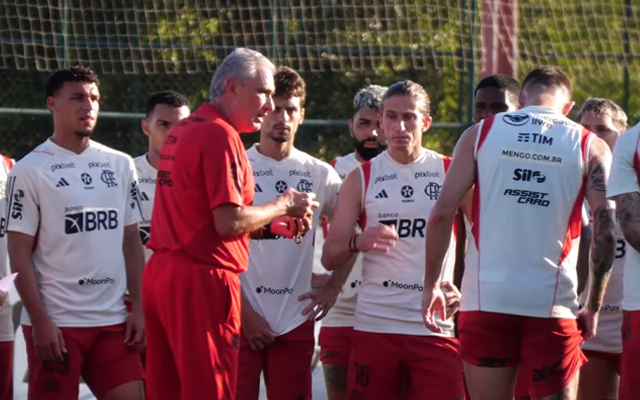 Tite conversando com elenco do Flamengo
