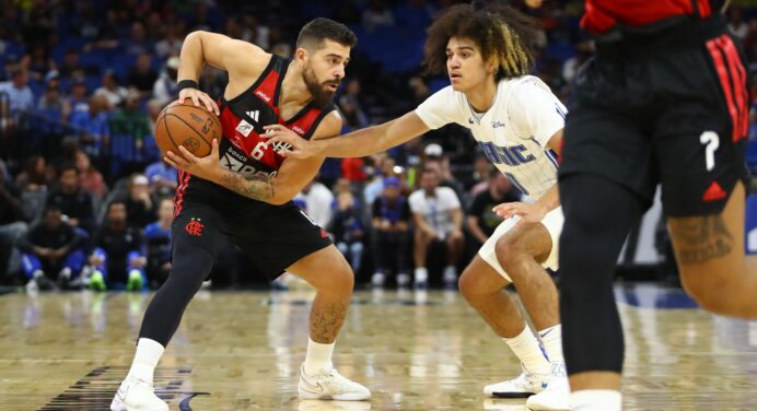 Torcida dá show nos EUA, mas Flamengo perde para Orlando Magic em amistoso