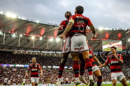 Gerson e Gabigol em comemoração de gol do Flamengo