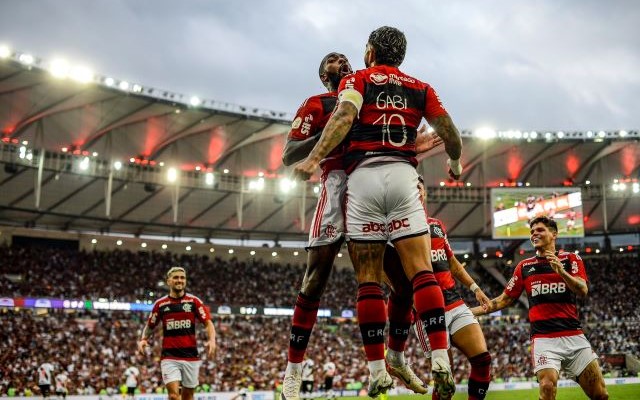 Gerson e Gabigol em comemoração de gol do Flamengo