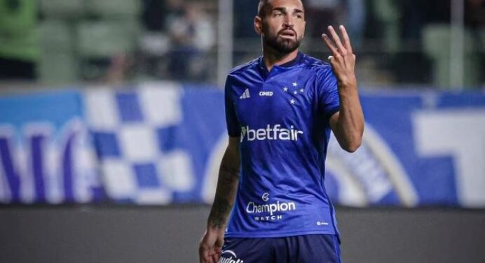 Gilberto é afastado do Cruzeiro e não enfrenta o Flamengo; atacante tem 8 gols contra o Rubro-Negro