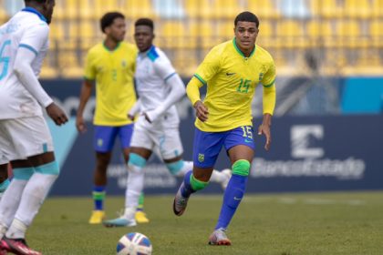 Igor Jesus em campo no jogo Brasil x Honduras, pelo Pan-Americano