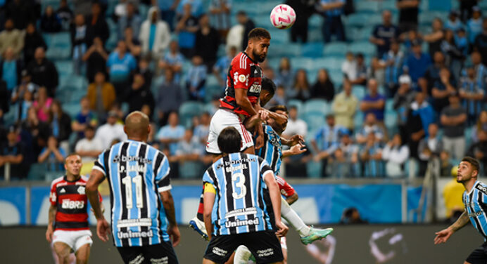 Pablo e Rodrigo Caio ‘brigam’ por uma vaga no time titular do Flamengo contra o Santos