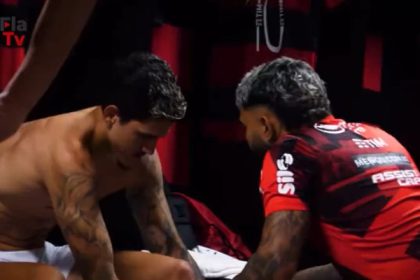 Gabigol e Pedro conversando em vestiário do Flamengo