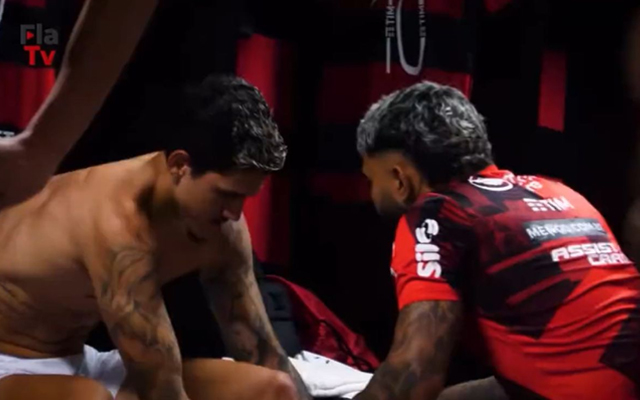 Gabigol e Pedro conversando em vestiário do Flamengo