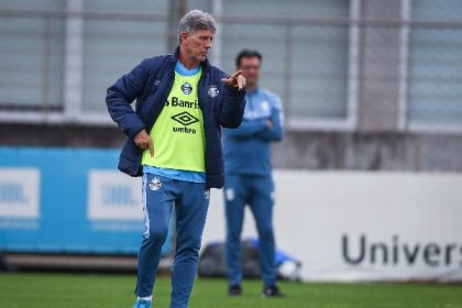 Renato Gaúcho comandando treino no CT do Grêmio