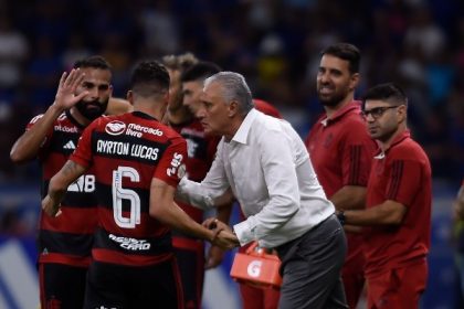 Tite conversando com o elenco em jogo contra o Cruzeiro