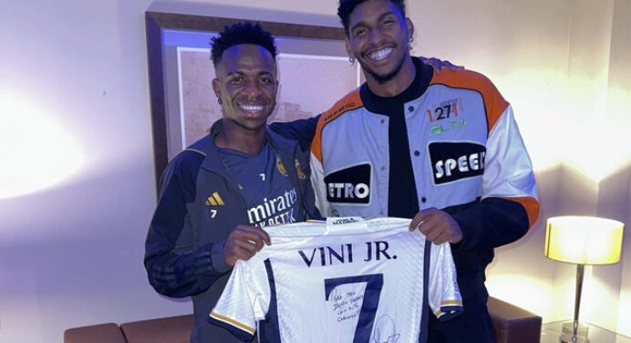 Flamengo na Champions League: Hugo Souza ganha presente de Vini Jr em encontro em Portugal