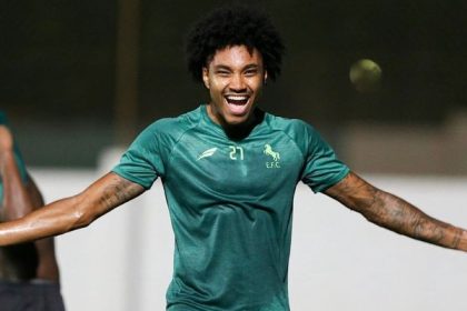 Vitinho comemorando gol na Arábia Saudita