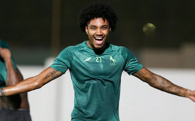 Vitinho comemorando gol na Arábia Saudita