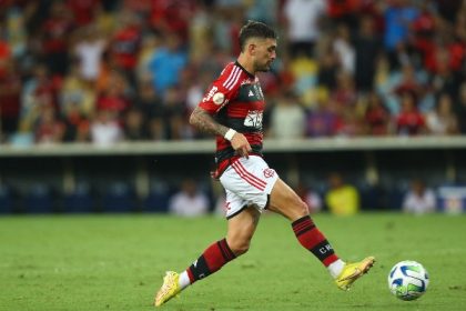 Arrascaeta atuando pelo Flamengo em 2023