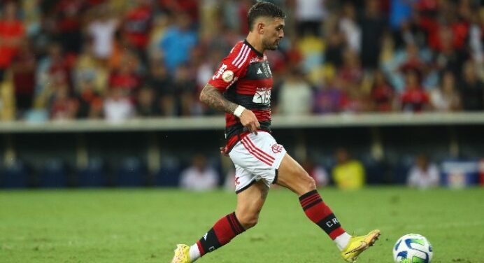 Arrascaeta cita Romário e explica gol de bico pelo Flamengo