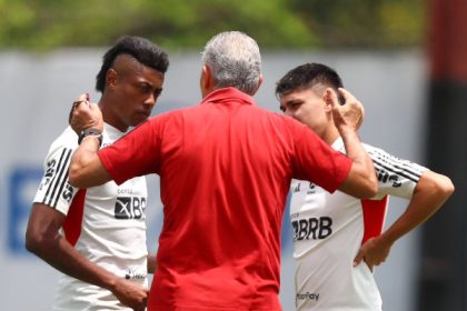 Tite conversando com Bruno Henrique e Luiz Araújo